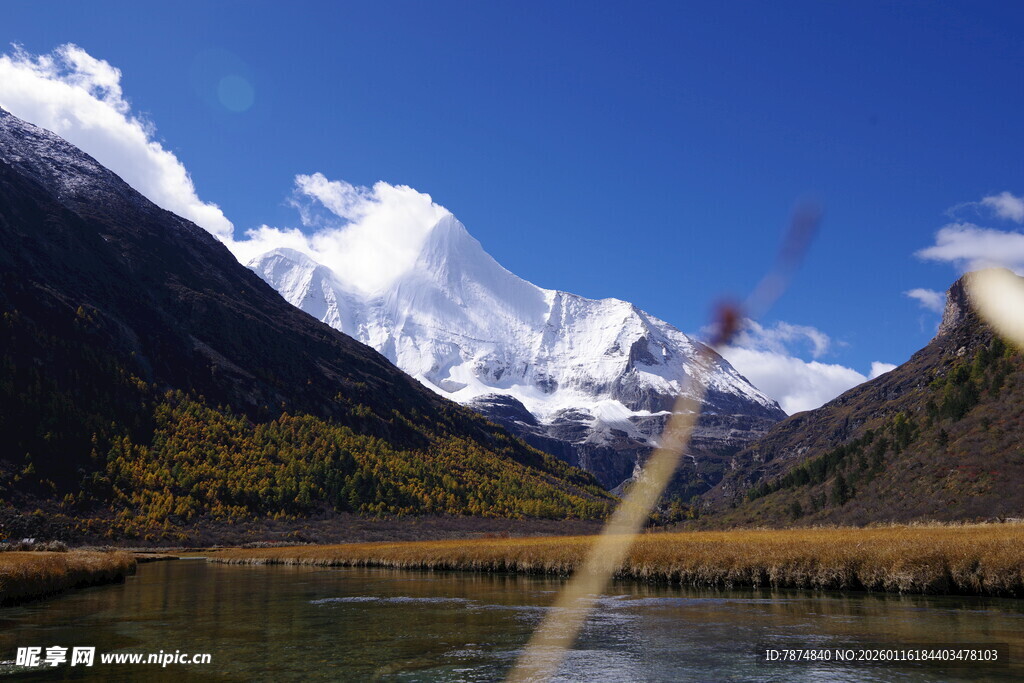 雪山下的静谧湖景