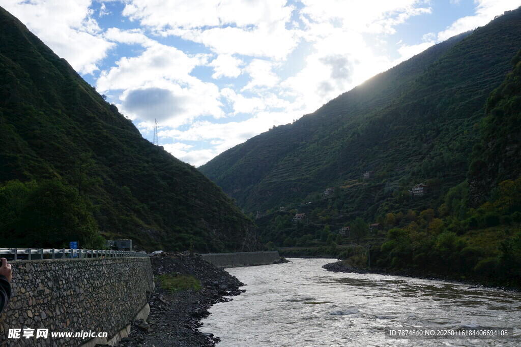 山间河流风景秀丽