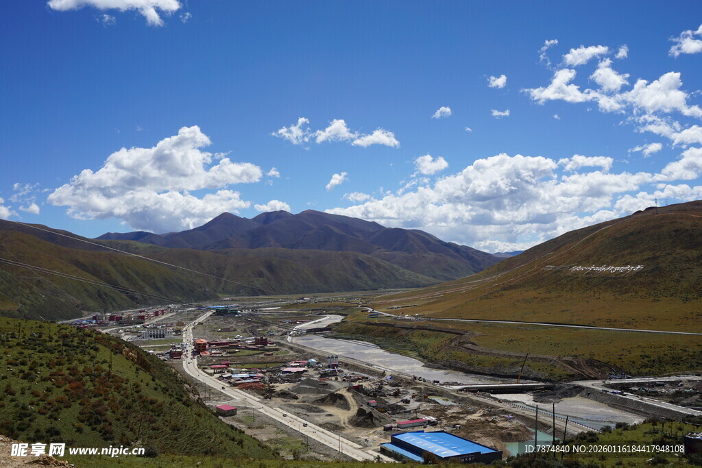 山间城镇俯瞰美景