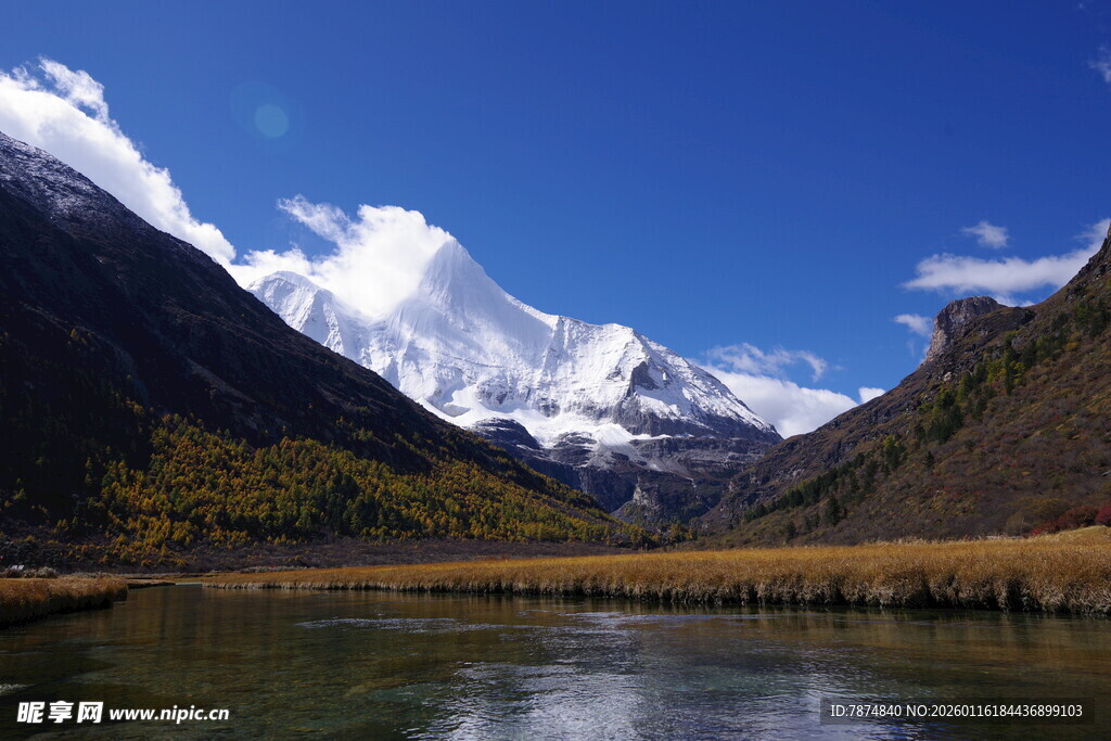 雪山下的静谧湖泊