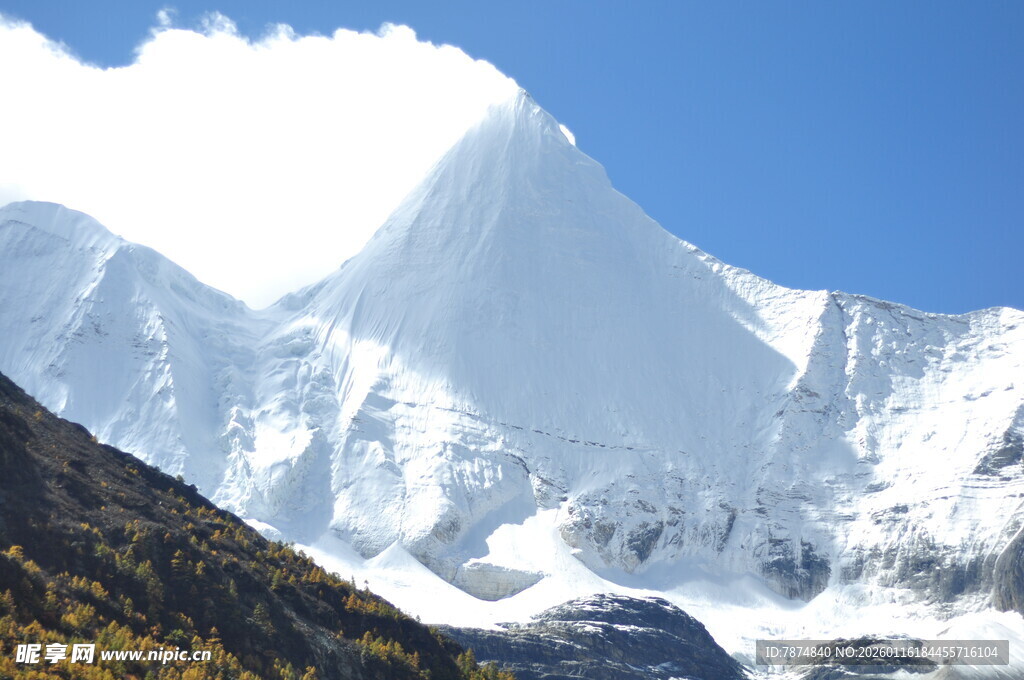 巍峨雪山壮丽景致