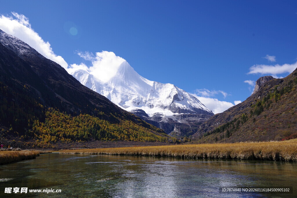 雪山下的宁静湖泊