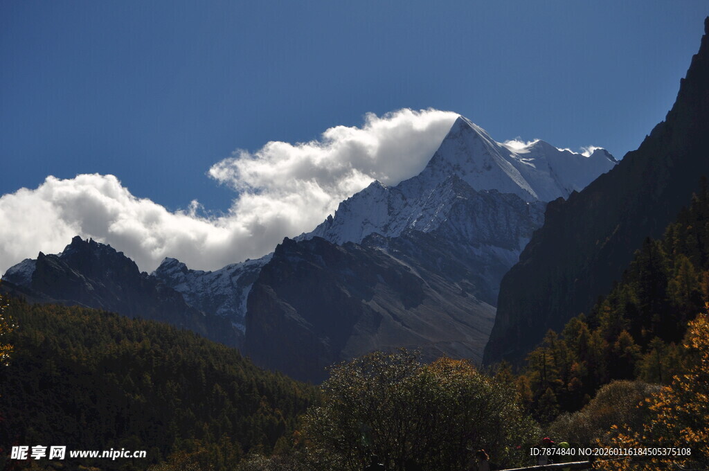 巍峨雪山与山间白云美景