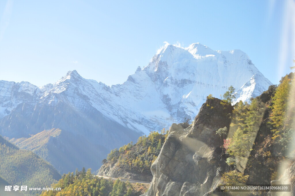 壮丽雪山与山间植被景观