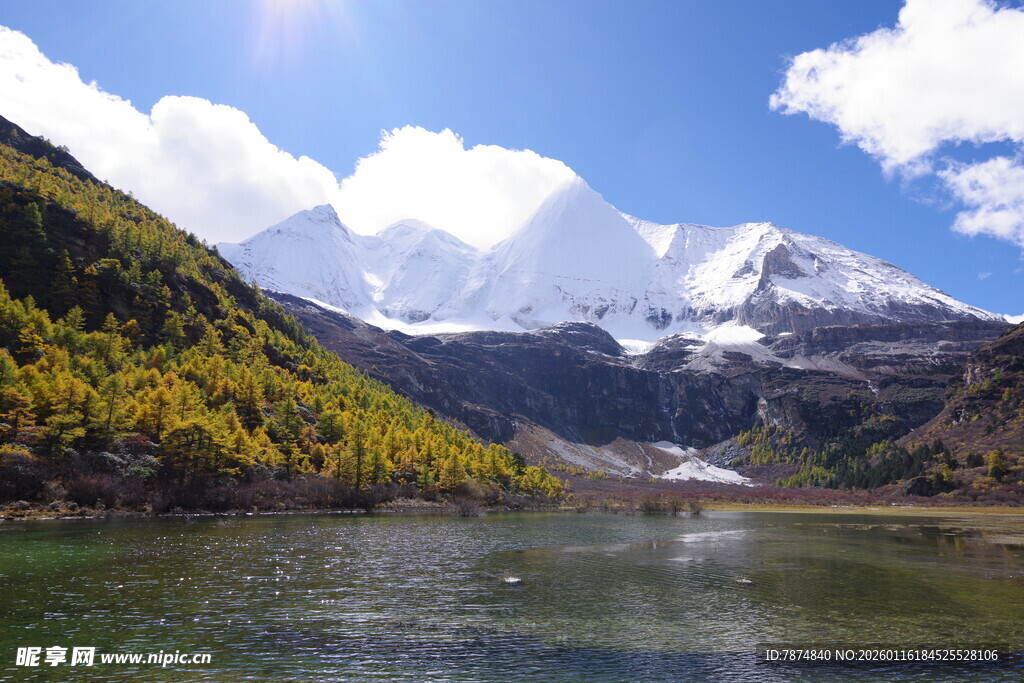 雪山下的静谧湖泊美景