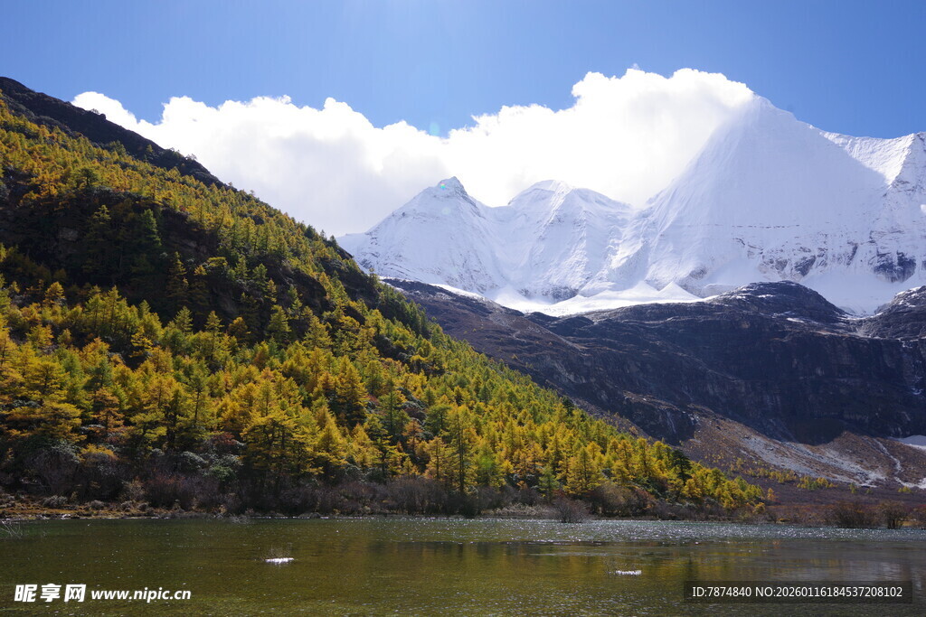 雪山下的多彩山林湖泊
