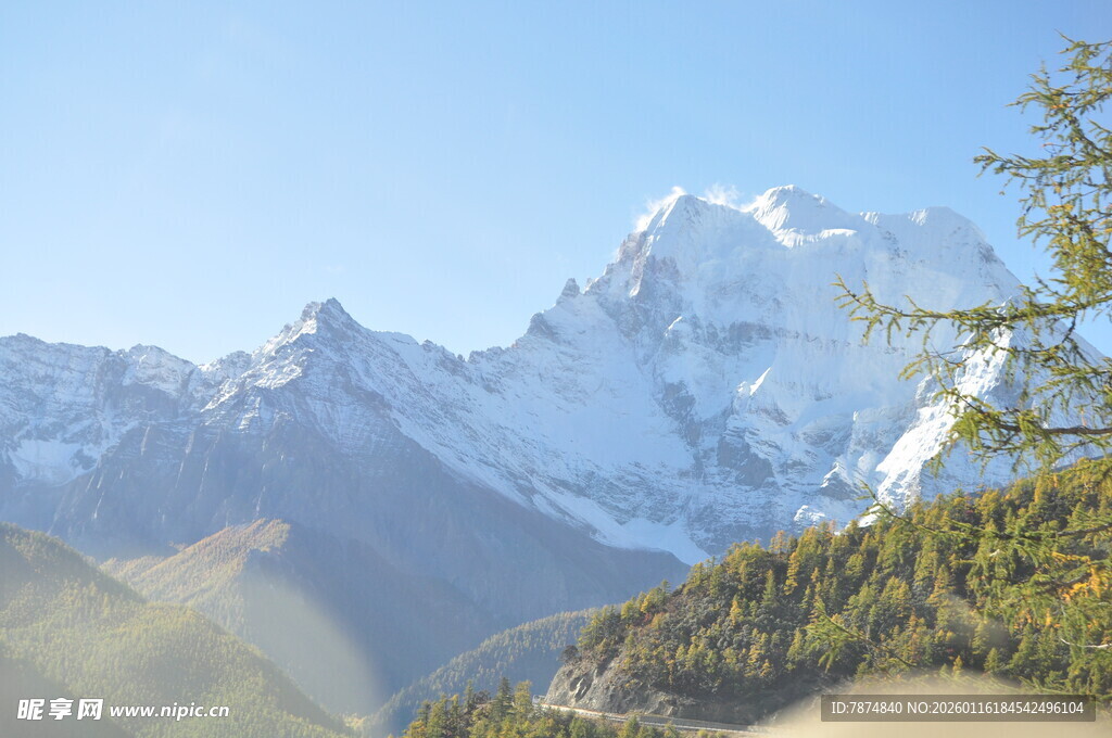 壮丽雪山与葱郁山林景观