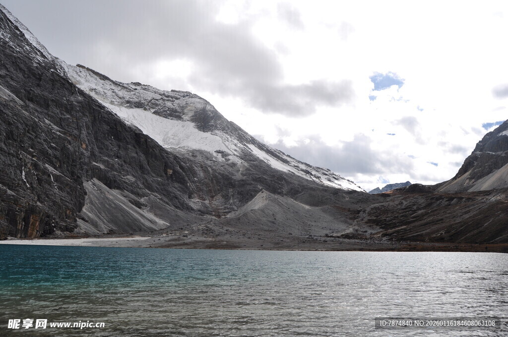 高山湖畔美景