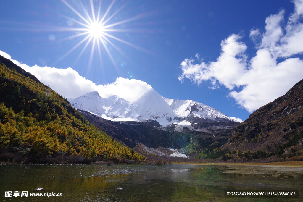 高山湖泊映耀灿烂阳光