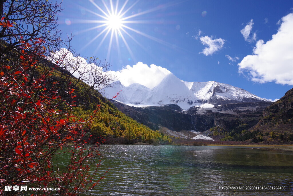 雪山湖畔绚烂秋景