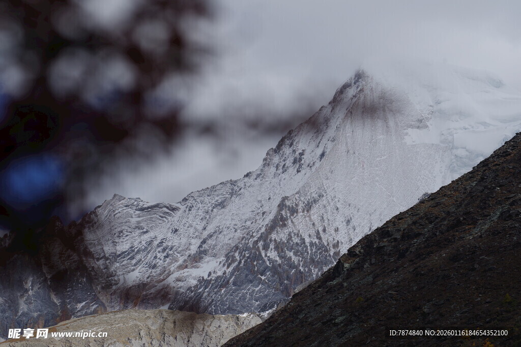 雪山远景