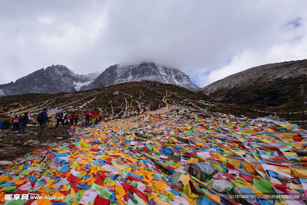 山间五彩经幡阵
