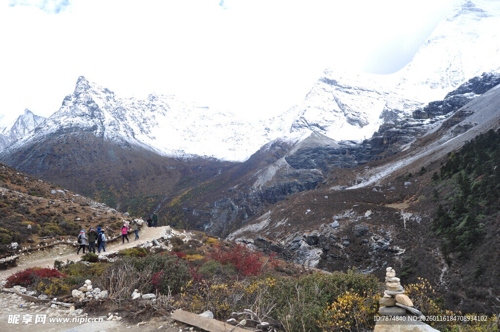 雪山下的多彩山间景致