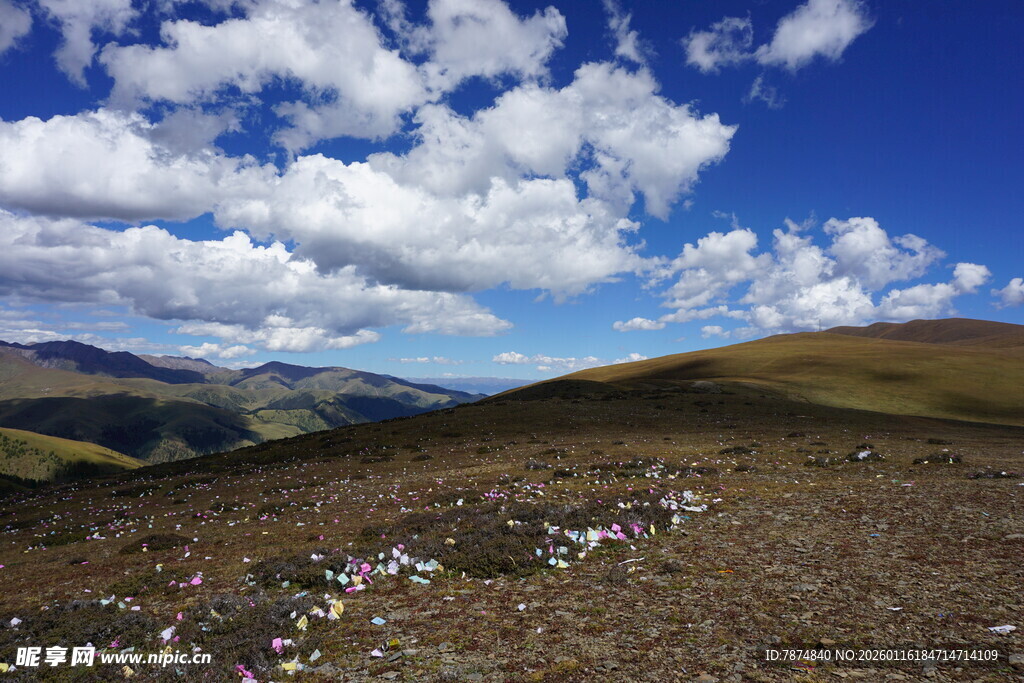 高山旷野的蓝天白云美景