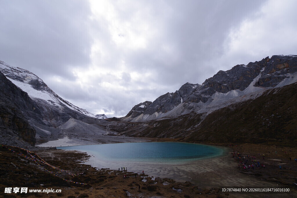 高山蓝湖 云雾缭绕之景