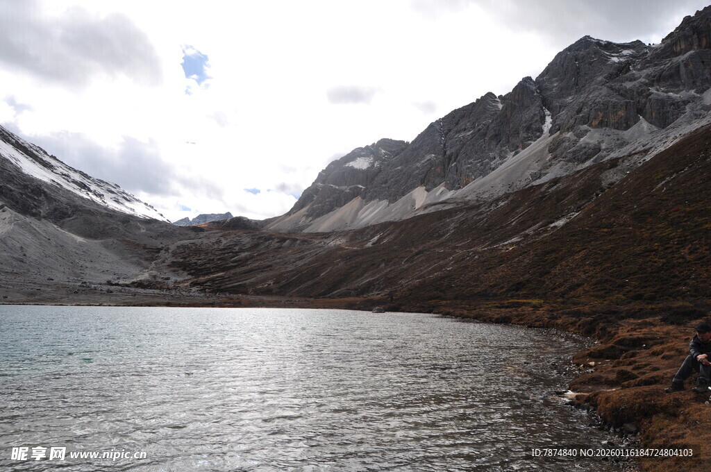 高山湖泊壮丽自然景观