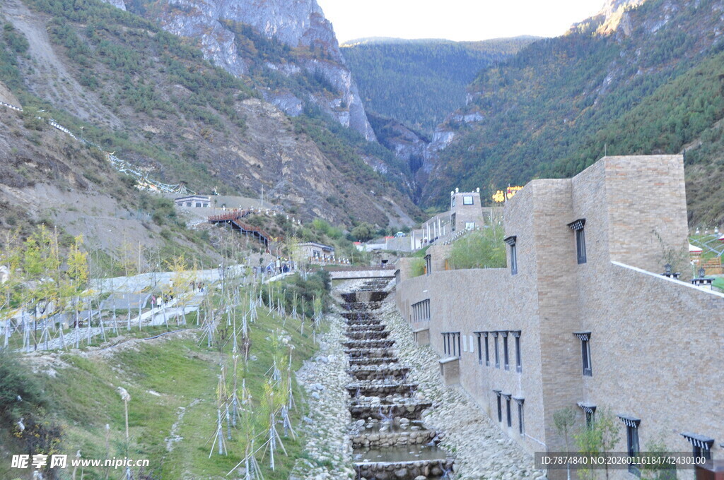 山间建筑景观与蜿蜒道路