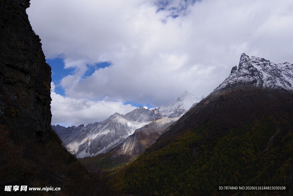 山间壮丽雪山美景