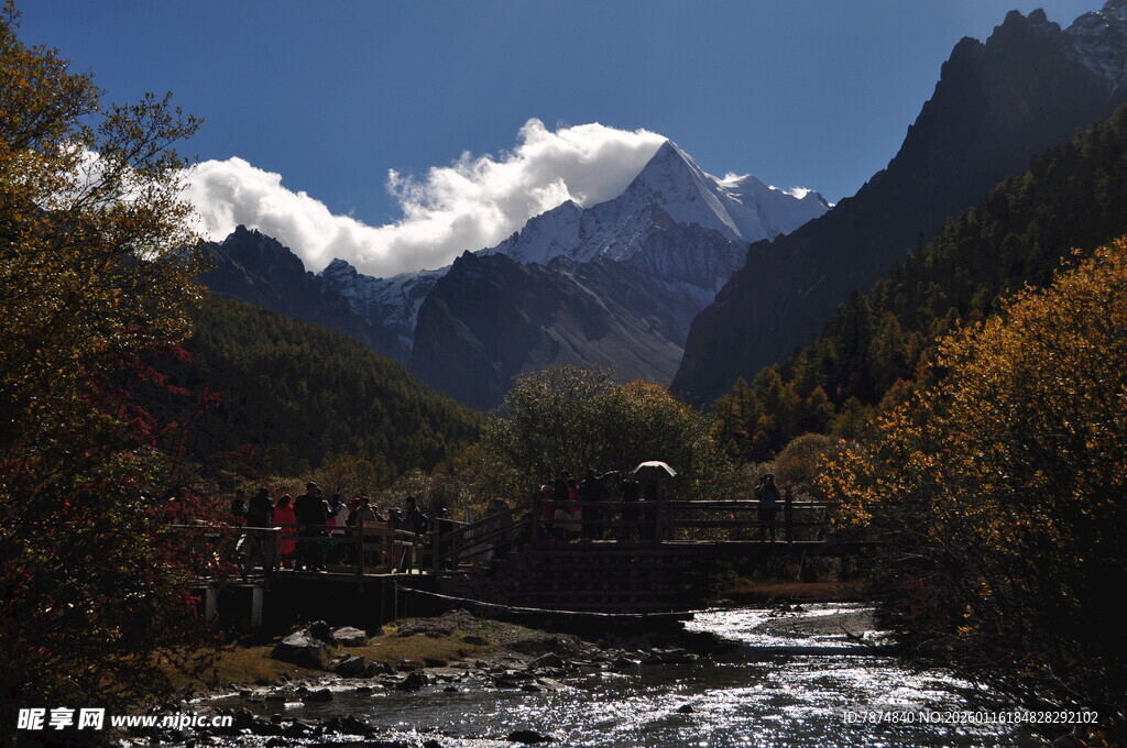 秋日山间溪流与壮丽雪山