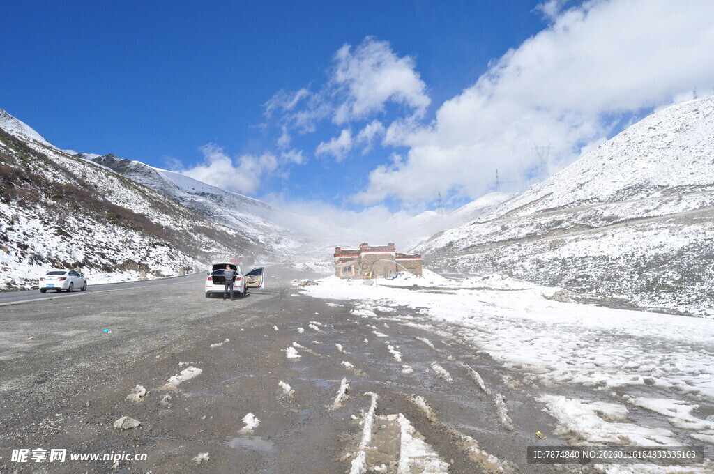 雪山公路上的行驶场景