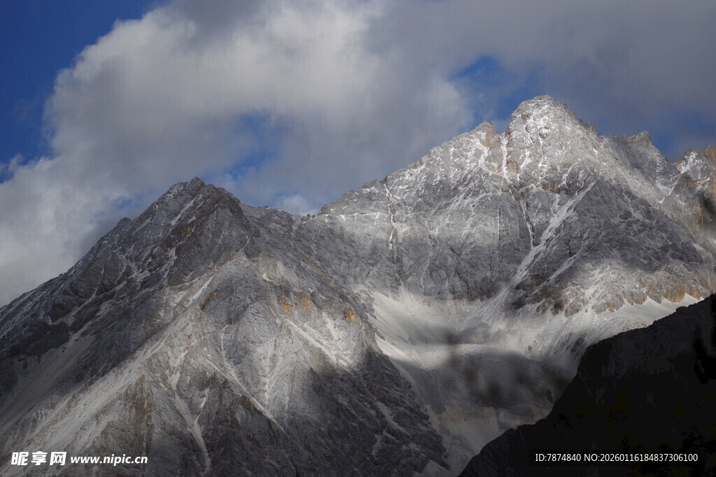 巍峨雪山映蓝天
