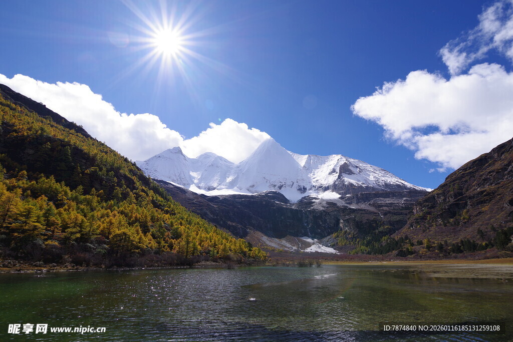 雪山下的湖畔美景