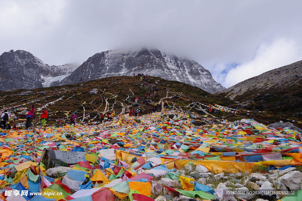 山间五彩经幡飘扬
