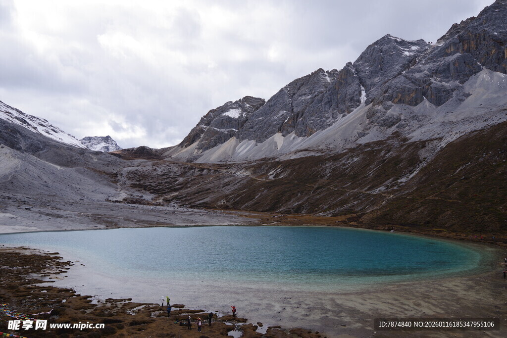 高山蓝湖壮丽自然景观