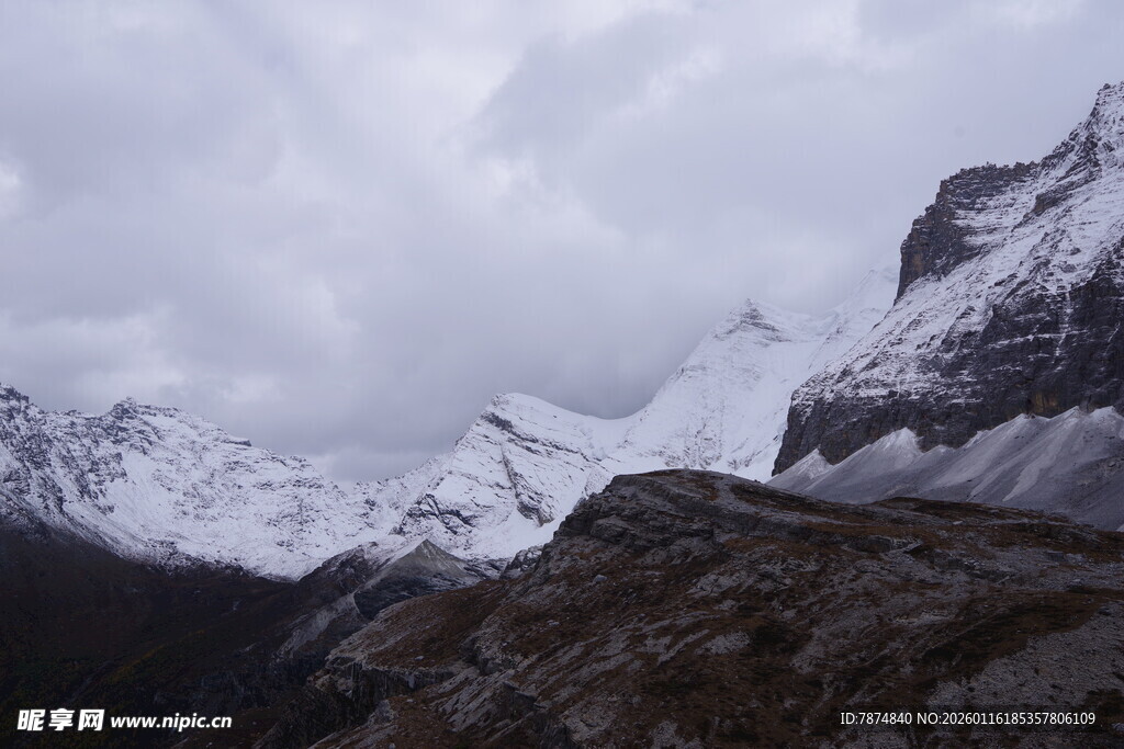 雪山云雾缭绕壮丽景观