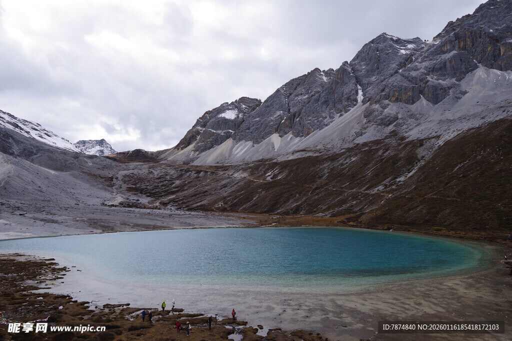 高山蓝湖 壮美雪山风光