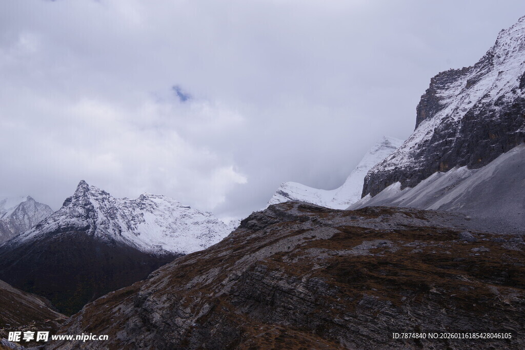 雪山下的嶙峋岩石