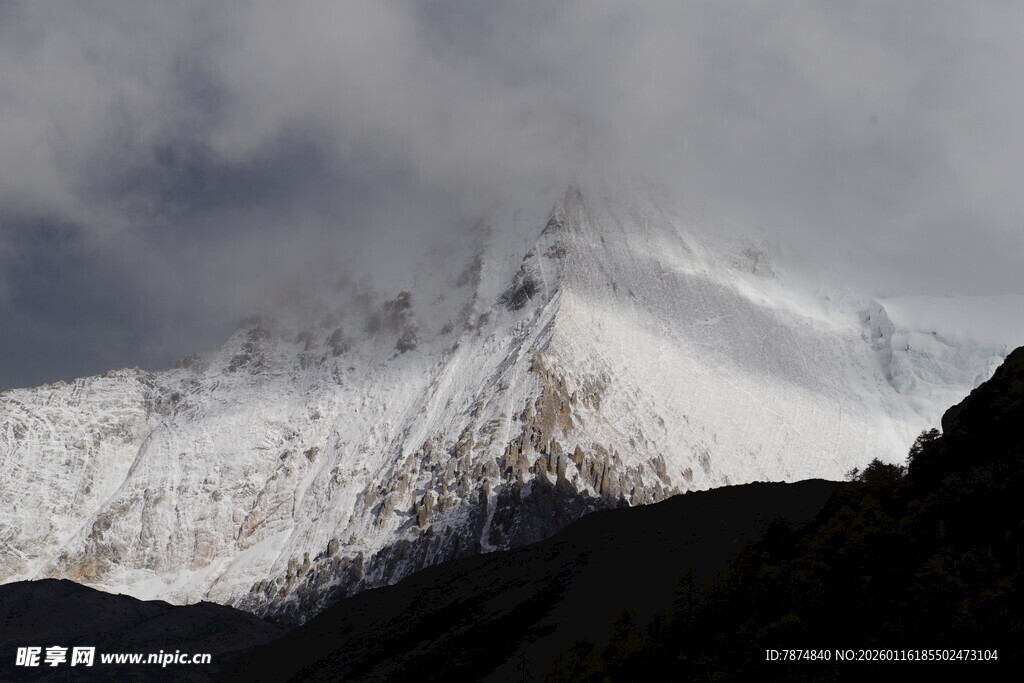 巍峨雪山云雾缭绕