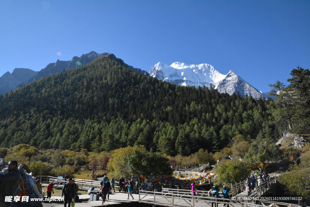 山间美景 远处雪峰与游人