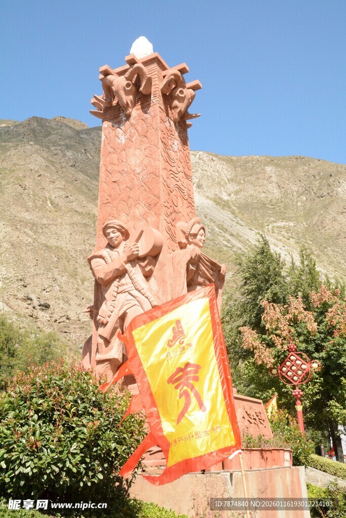 红色主题雕塑屹立山间