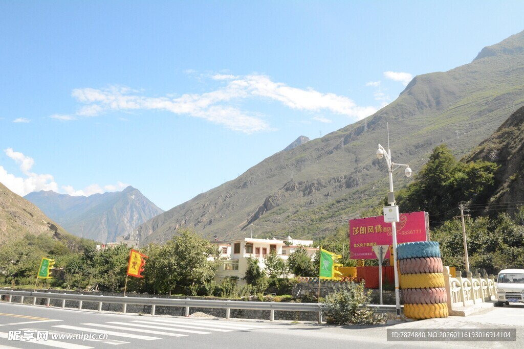 山间公路旁的多彩经幡景观