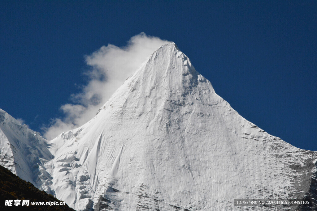 巍峨雪山 云端圣洁之景