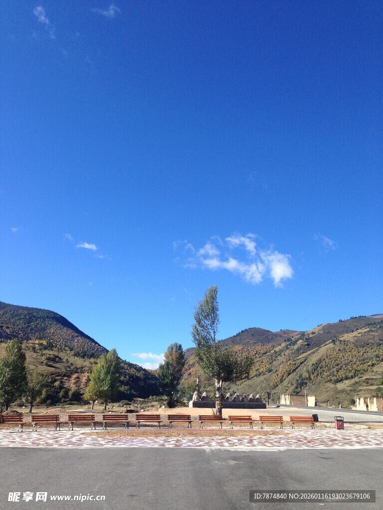 蓝天群山旁的开阔场地