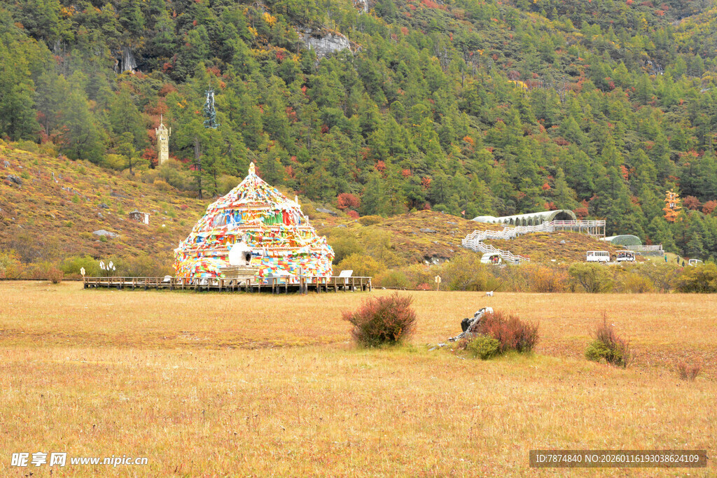 山间藏式小屋的田园风光