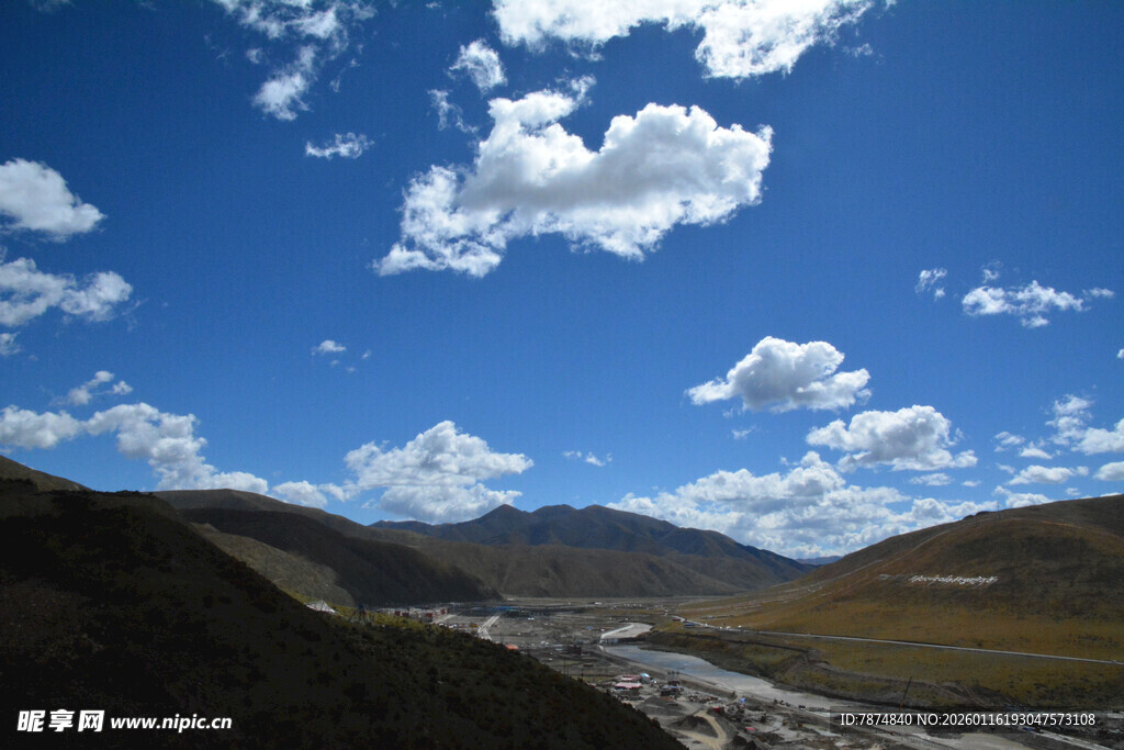 蓝天白云下的山谷风景