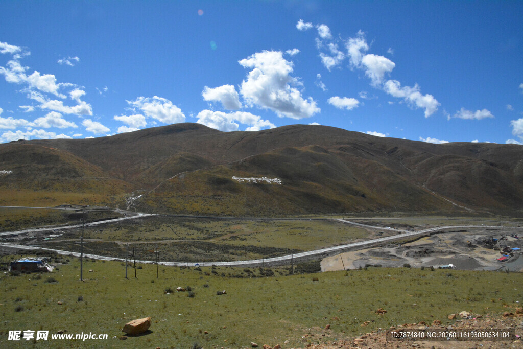 草原公路旁的壮美山景