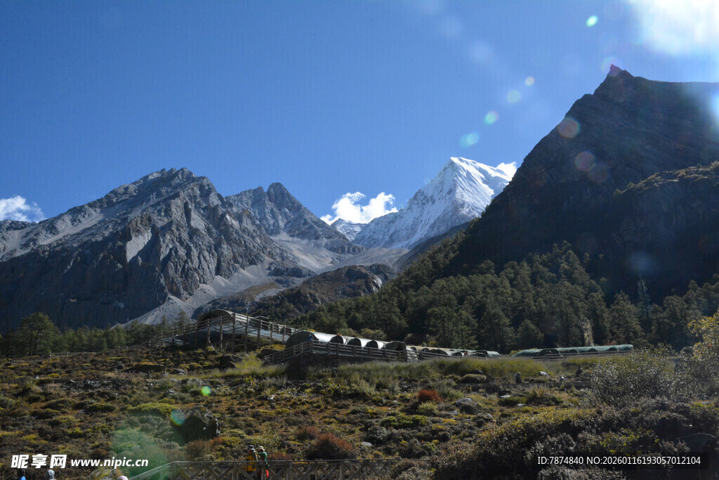 壮丽雪山山谷风光