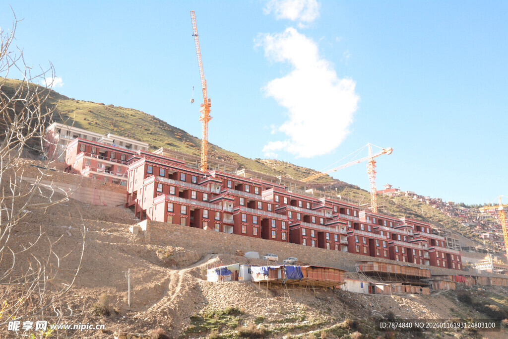 山坡上的藏式建筑群落