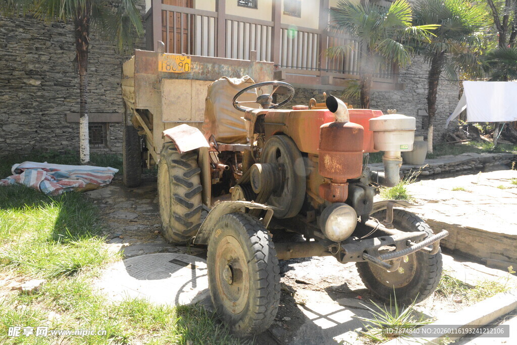 老旧农用拖拉机