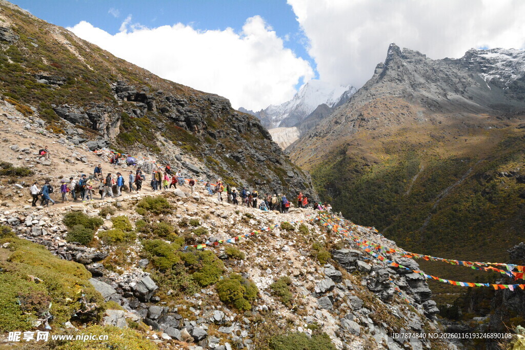 山间徒步队伍穿行壮丽风景