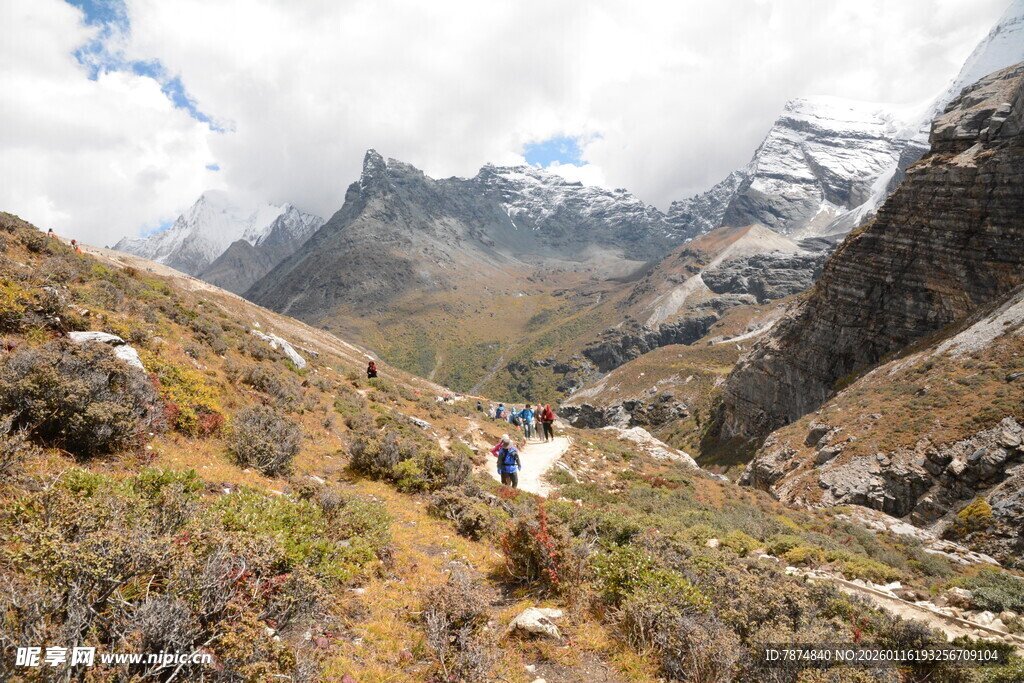 山间徒步者穿行壮美风景