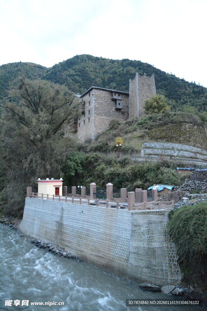 河畔古堡与自然景致