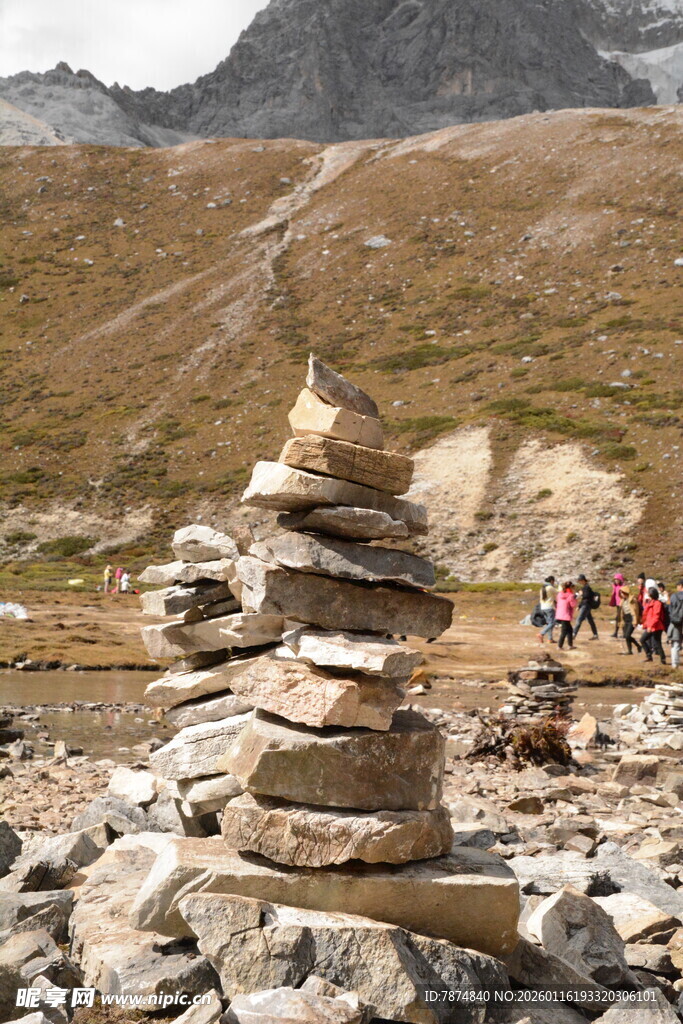 山间石堆景观
