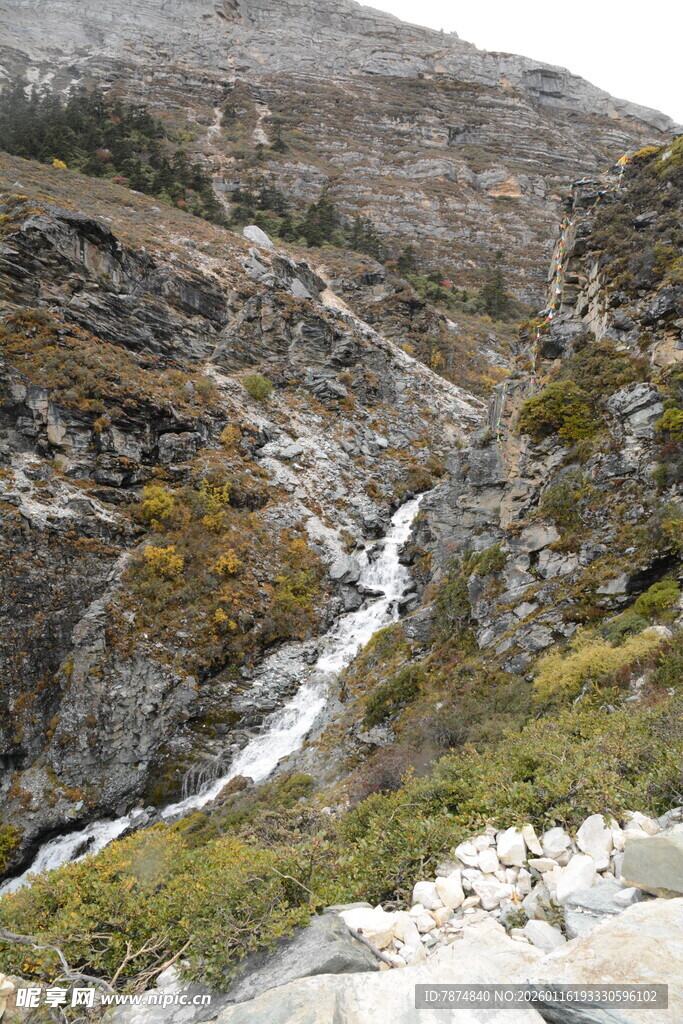 山间溪流蜿蜒于翠绿山谷