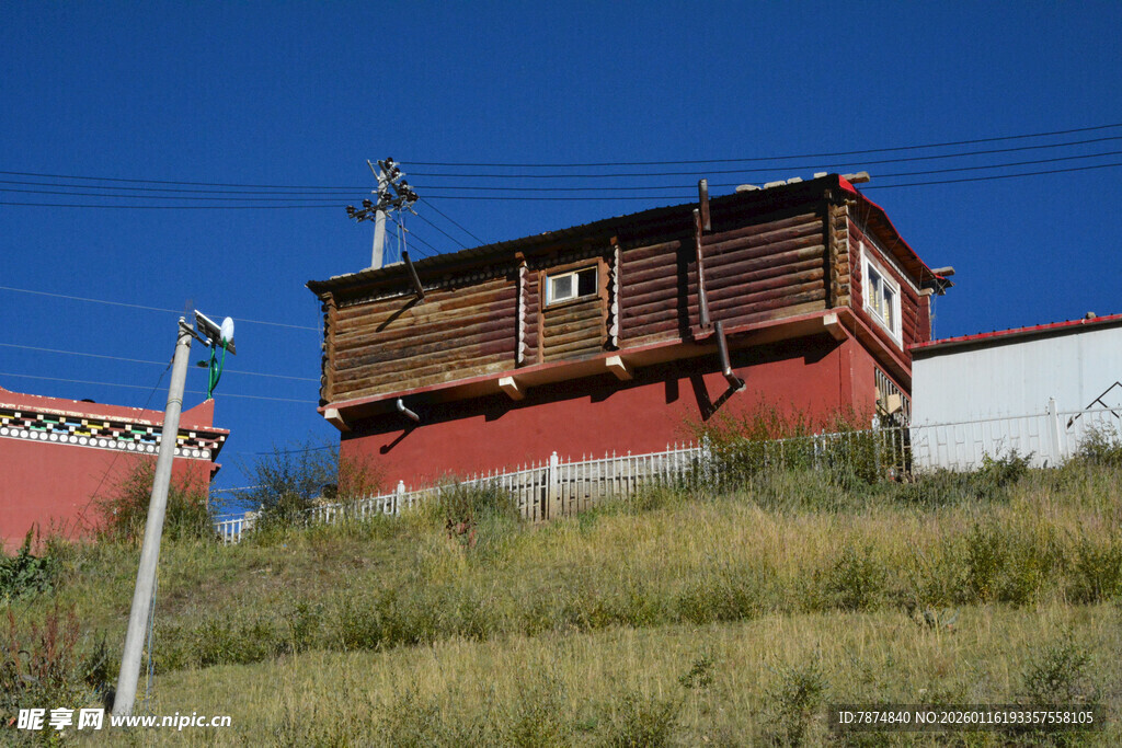 山坡上的藏式特色小屋