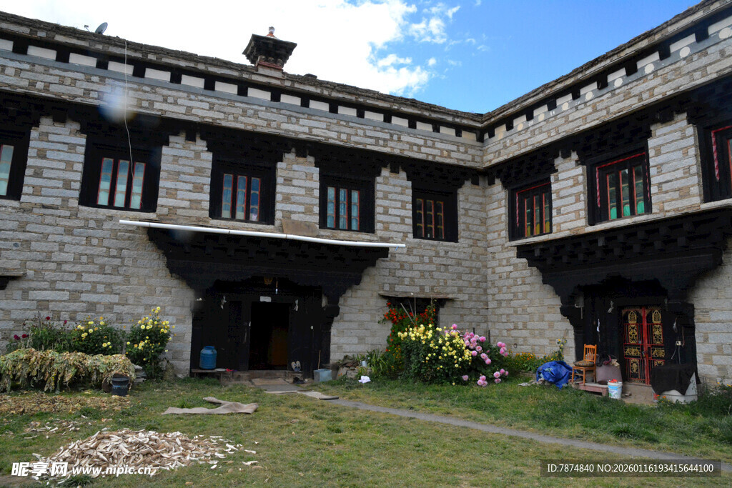 古朴石砌庭院建筑风光